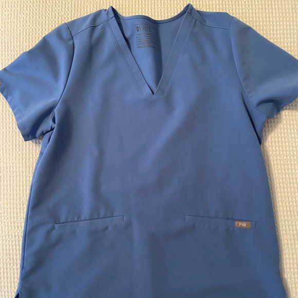 Women’s Figs Casma Three-Pocket Scrub Top - Picture 5 of 6